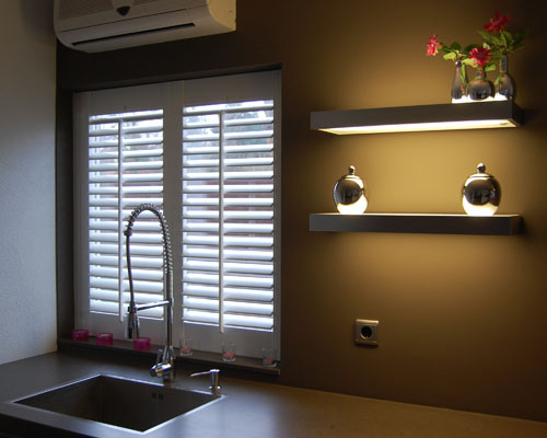 Op zoek naar houten jaloezieen? Koop ze voordelig bij Sunrise Shutters